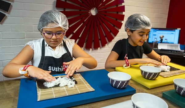 Sushi yapan çocuklar